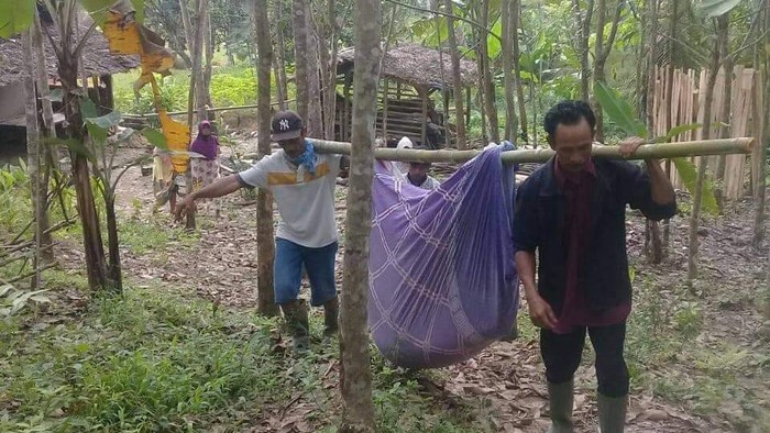 Ibu hamil di Pandeglang harus ditandu saat hendak melahirkan