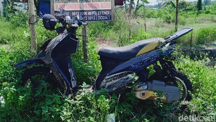 Satu unit motor jenis matik sudah bertahun-tahun terparkir di tepi Jalan Penggung-Jatinom, Klaten, Jawa Tengah. Misterinya pun terungkap, penasaran?