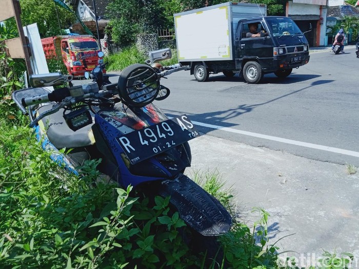 Satu unit motor jenis matik sudah bertahun-tahun terparkir di tepi Jalan Penggung-Jatinom, Klaten, Jawa Tengah. Misterinya pun terungkap, penasaran?