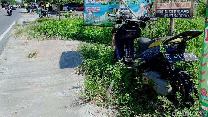 Ini Fakta Motor Misterius yang Terparkir 6 Tahun di Jalan Klaten Satu unit motor jenis matik sudah bertahun-tahun terparkir di tepi Jalan Penggung-Jatinom, Klaten, Jawa Tengah. Misterinya pun terungkap, penasaran?