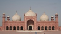 Menjadi landmark di kota Lahore, Pakistan, Masjid Badshahi bisa menampung hingga 100 ribu jemaah. (iStock)