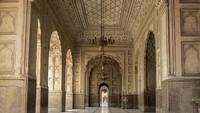 Dalam bahasa Persia, Badshahi berarti masjid sang raja. Memang, masjid ini didirikan oleh seorang Raja Mughal keenam bernama Aurangzeb Alamgair, putra pembangun Taj Mahal, Raja Shah Jahan. (iStock)