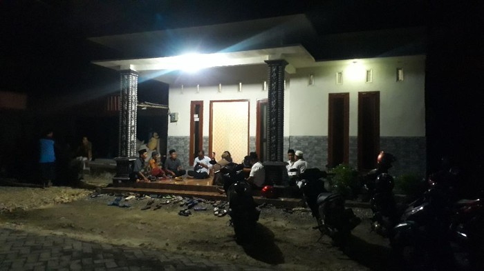 Istri Kopda Khoirul Faizin, kru KRI Nanggala-402 asal Bojonegoro, Alifatuz Zuhria (35) masih tidak percaya jika suaminya meninggal dunia. Dirinya masih meyakini sang suami bakal pulang dengan selamat, setelah kapalnya karam di perairan Utara Pulau Bali.
