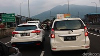 Kemacetan mulai pintu tol hingga pasar Cicurug.