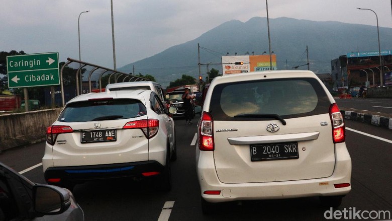 Jalan Raya Sukabumi Cicurug Macet Pagi Ini Kendaraan terjebak kemacetan di Jalan Raya Sukabumi selepas pintu tol Cigombong, Sukabumi, Jawa Barat, Senin (26/4/2021).