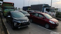 Kendaraan terjebak kemacetan di Jalan Raya Sukabumi, Jawa Barat.
