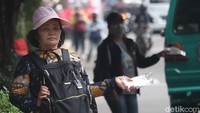 Pantauan detikcom, Senin (26/4/2021) Pemandangan ini terlihat  di Jalan Braga, Jalan Wastukencana, Jalan Merdeka dan Jalan Printis Kemerdekaan.