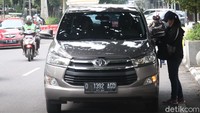 Mereka menawarkan jasanya kepada pengendara yang melintas di jalan tersebut.