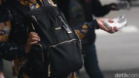 Mereka mendapatkan sekitar Rp 10 ribu dari Rp 100 ribu yang ditularkan oleh warga.