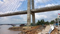 Sebelum konstruksi jembatan diketahui bergeser, sempat terjadi abrasi di sekitar jembatan.