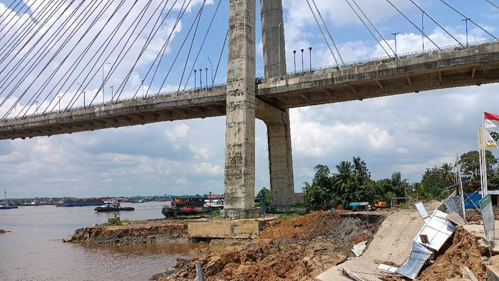 Jembatan Mahkota 2 di Samarinda, Kaltim ditutup akibat bergeser (Budi/detikcom).