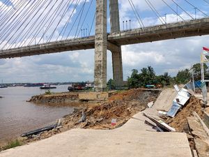 Potret Jembatan Mahkota 2 Samarinda Ditutup Akibat Bergeser