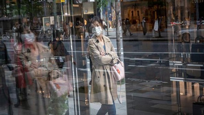 TOKYO, JAPAN - APRIL 25: A usually busy street in Shimbashi area is seen quiet during the current state of emergency on April 25, 2021 in Tokyo, Japan. A third state of emergency was introduced in Tokyo and the prefectures of Osaka, Kyoto and Hyogo today amid an increase in Covid-19 coronavirus cases across Japan. Department stores, bars and restaurants serving alcohol and cinemas are required to temporarily close and sports events will be held without spectators from April 25th to May 11th in an attempt to curb infections. With only three months to go until the Olympics, Japan has vaccinated less than one percent of its population in a program which is receiving widespread criticism for its slow pace. (Photo by Yuichi Yamazaki/Getty Images)