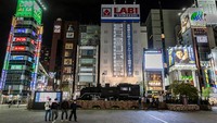 Terkait kondisi darurat ini, pemerintah Jepang meminta restoran hingga tempat karaoke tutup. Keadaan darurat ini berlaku dari 25 April hingga 11 Mei 2021.  