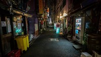 Jalan yang biasanya sibuk di daerah Shimbashi terlihat sepi selama keadaan darurat di Tokyo, Jepang, Minggu (25/4/2021) waktu setempat.  