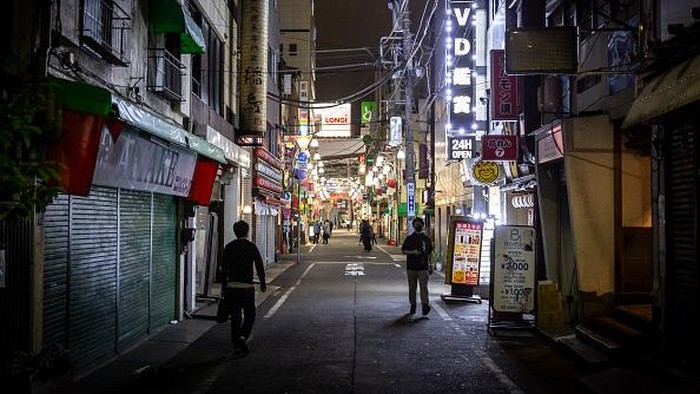 TOKYO, JAPAN - APRIL 25: A usually busy street in Shimbashi area is seen quiet during the current state of emergency on April 25, 2021 in Tokyo, Japan. A third state of emergency was introduced in Tokyo and the prefectures of Osaka, Kyoto and Hyogo today amid an increase in Covid-19 coronavirus cases across Japan. Department stores, bars and restaurants serving alcohol and cinemas are required to temporarily close and sports events will be held without spectators from April 25th to May 11th in an attempt to curb infections. With only three months to go until the Olympics, Japan has vaccinated less than one percent of its population in a program which is receiving widespread criticism for its slow pace. (Photo by Yuichi Yamazaki/Getty Images)