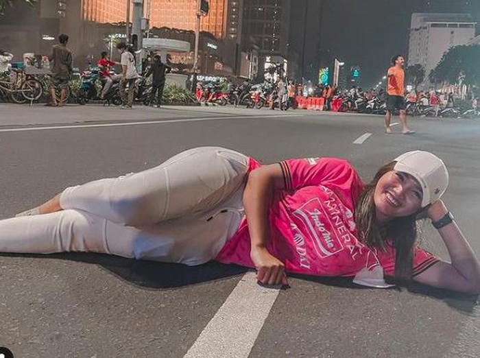 Jess Amalia tiduran di jalan