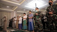 JK menjalankan ibadah salat gaib bersama anak, cucu, staf, dan anggota Paspampres.