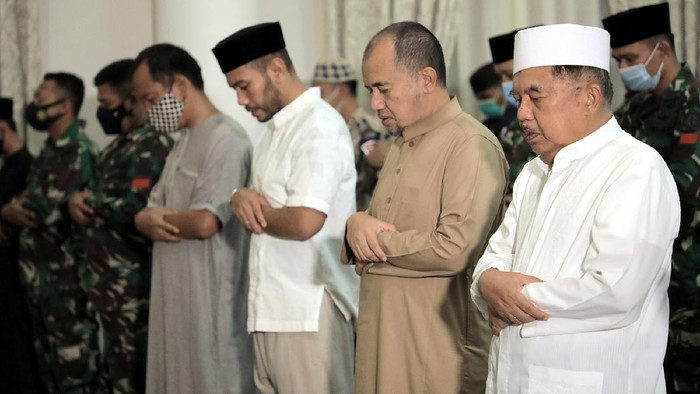 JK Salat Gaib dan Doakan Kru KRI Nanggala-402 Ketua Dewan Masjid Indonesia (DMI) Jusuf Kalla didampingi Ibu Mufidah Kalla, putra-putri serta cucu dan bersama pengawalnya dari Paspampres dan Polri melaksanakan salat gaib di kediaman Jalan Brawijaya No 6, Jakarta Selatan, Minggu (25/4/2021).