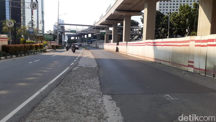 Jl HR Rasuna Said, ada yang ditambal dan ada yang masih rusak. 26 April 2021. (Afzal Nur Iman/detikcom)