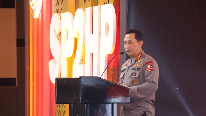 Kapolri Jenderal Listyo Sigit Prabowo luncurkan aplikasi SP2HP online, Senin (26/4/2021).