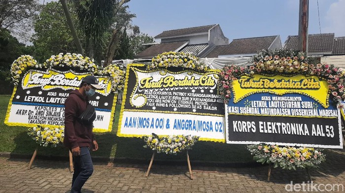 Karangan bunga menghiasi rumah duka Letkol Laut Irfan Suri