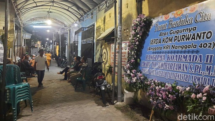 Sebanyak 53 kru KRI Nanggala-402 dinyatakan gugur. Rabu (28/4), keluarga kru kapal selam itu akan melakukan tabur bunga di Lanal Banyuwangi.