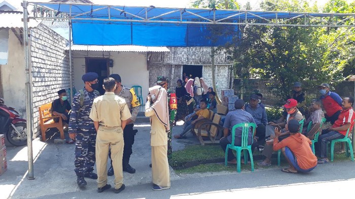 Salah satu kru KRI Nanggala-402 yang gugur yakni KLS ISY Raditaka Margiansyah (26), asal Tuban. Sebelum berangkat tugas, ia sempat membelikan ibunda tercinta mukena dan daster.