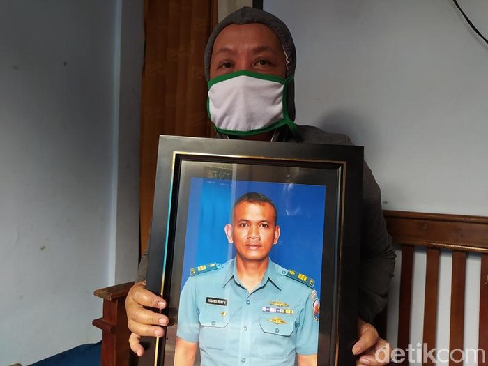 Keluarga menunjukkan foto Kapten Laut (E) Yohanes Heri di Kabupaten Magelang, Senin (26/4/2021).