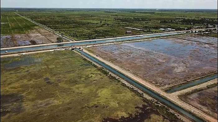 Kondisi Terkini Lumbung Pangan RI di Kalimantan Tengah Personel Bhabinkamtibmas mengecek kondisi alat mesin pertanian (alsintan) bantuan dari pemerintah untuk petani yang terparkir di bengkel alsintan 'food estate' Dadahup di Desa Bentuk Jaya, Kabupaten Kapuas, Kalimantan Tengah, Rabu (21/4/2021). Kementerian Pertanian akan mendistribusikan sebanyak 34.356 unit alat dan alsintan untuk mendorong produktivitas pertanian di tahun 2021 terdiri dari Cultivator, Hand Sprayer, Pompa Air, Rice Transplanter, Traktor Roda Dua serta Traktor Roda Empat. ANTARA FOTO/Makna Zaezar/wsj.