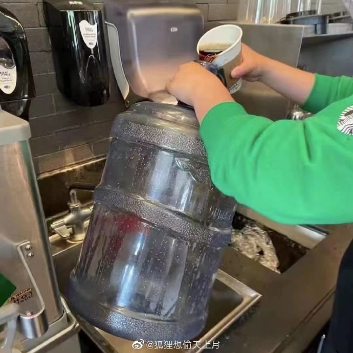 Netizen China Bawa Teko hingga Galon Demi Dapat Kopi Gratis