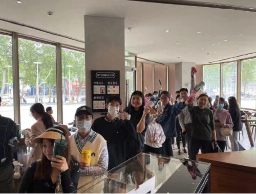 Netizen China Bawa Teko hingga Galon Demi Dapat Kopi Gratis
