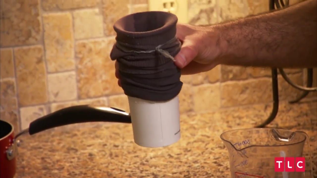 Demi Berhemat, Pria ini Saring Kopi dengan Kaus Kaki Bekas!