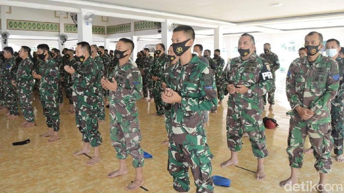 Lantamal III Gelar Salat Gaib untuk KRI Nanggala 402 Prajurit Lantamal III melaksanakan Sholat Ga'ib dan doa bersama di Masjid Miftahul Jannah Mako Lantamal III, Jakarta.