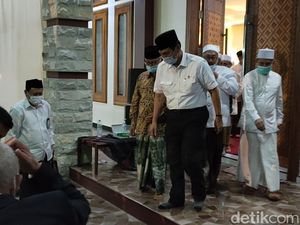 Kunjungi Ponpes di Kediri, Luhut Sampaikan Pesan Jokowi untuk Kiai Sepuh