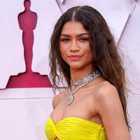 Zendaya membiarkan rambut panjan dan keritingnya terurai. Tak hanya penampilan rambutnya yang tampak natural, namun juga makeupnya. Makeup artist-nya menyebut riasan Zendaya di Oscars 2021 iti adalah makeup i woke up like this. Foto: dok. Getty Images