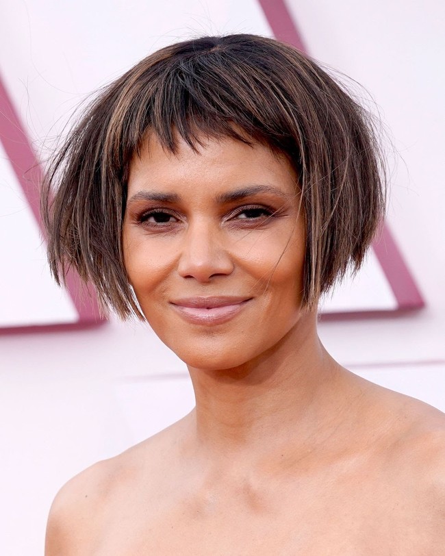 Halle Berry tampil mengejutkan di red carpet Oscars 2021 dengan potongan rambut baru. Dia tampil dengan rambut Bob super pendek, dan poni mikro. Penampilannya tampak segar sekaligus edgy. Foto: dok. Getty Images