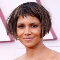 Halle Berry tampil mengejutkan di red carpet Oscars 2021 dengan potongan rambut baru. Dia tampil dengan rambut Bob super pendek, dan poni mikro. Penampilannya tampak segar sekaligus edgy. Foto: dok. Getty Images