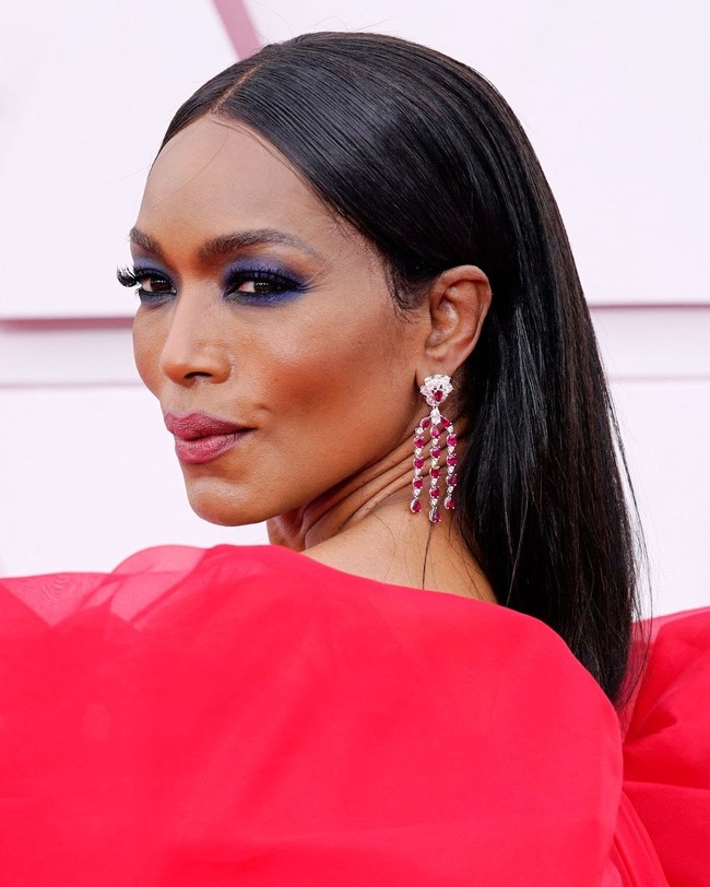 Angela Basset tampil dengan eyeshadow biru yang dipulas dengan teknik smokey eyes. Penampilan makeup matanya yang bold itu diselaraskan dengan lipstik pink berry. Foto: dok. Getty Images