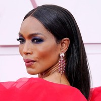 Angela Basset tampil dengan eyeshadow biru yang dipulas dengan teknik smokey eyes. Penampilan makeup matanya yang bold itu diselaraskan dengan lipstik pink berry. Foto: dok. Getty Images