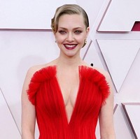 Amand Seyfried mencuri perhatian dengan gaun merahnya. Makeup dan rambutnya pun mendukung penampilan secara keseluruhan. Amanda tampil dengan makeup flawless dengan pulasan lipstik merah. Rambutnya ditata cepol ala tahun 20-an. Foto: dok. Getty Images
