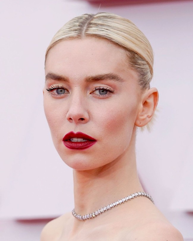 Lipstik merah tidak akan pernah mengecewakan penampilan. Terbukti dari tampilan Vanessa Kirby yang mempesona dengan pulasan lipstik merah, meski tanpa eyeliner dan eyeshadow. Foto: dok. Getty Images