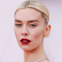 Lipstik merah tidak akan pernah mengecewakan penampilan. Terbukti dari tampilan Vanessa Kirby yang mempesona dengan pulasan lipstik merah, meski tanpa eyeliner dan eyeshadow. Foto: dok. Getty Images