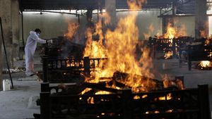 Foto: Api Membara di Krematorium COVID-19 India, Jenazah Tak Berhenti Datang