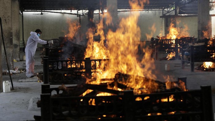 Makin Ganas! Kremasi Massal Gegara Tsunami Corona di India Flames rise from cremation pyres of 13 COVID-19 patients who died in a fire that broke out in Vijay Vallabh COVID-19 hospital, at Virar, near Mumbai, India, Friday, April 23, 2021. Delhi has been cremating so many bodies of coronavirus victims that authorities are getting requests to start cutting down trees in city parks, as a second record surge has brought Indias tattered healthcare system to its knees. (AP Photo/Rajanish Kakade)