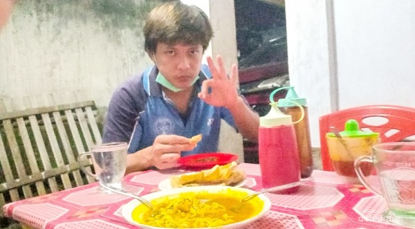 Wiskul bersama sahabat baik, theo yg merekomendasikan tempat menikmati Tinutuan di daerah Minahasa.