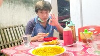 Wiskul bersama sahabat baik, theo yg merekomendasikan tempat menikmati Tinutuan di daerah Minahasa.