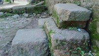 Batuan andesit bertakik, polos dan berornamen ditemukan di pondasi, dinding mata air, halaman rumah, makam umum, dekat masjid, tepi sungai dan lainnya.