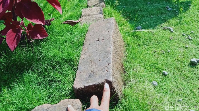 Ratusan artefak di masa klasik Hindu dan Budha abad 7-9 M bertebaran di Desa Gedong Jetis, Kecamatan Tulung, Kabupaten Klaten, Jawa Tengah.