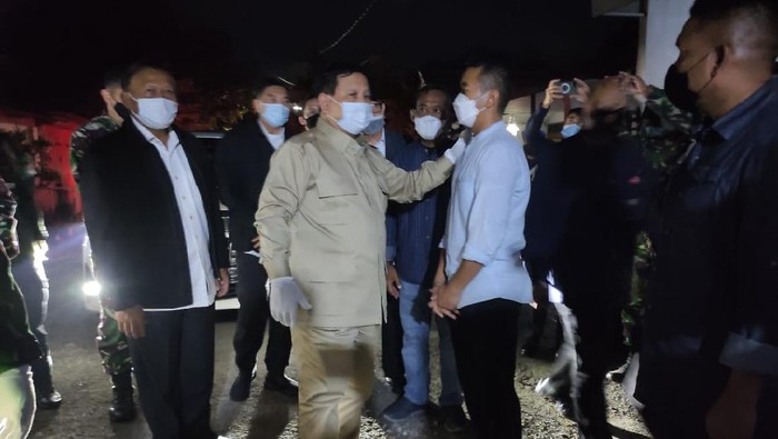 Menteri Pertahanan Prabowo Subianto mengunjungi rumah duka Kolonel Laut (P) Hari Setiawan. Menhan berjanji akan membiayai ke empat anak almarhum.